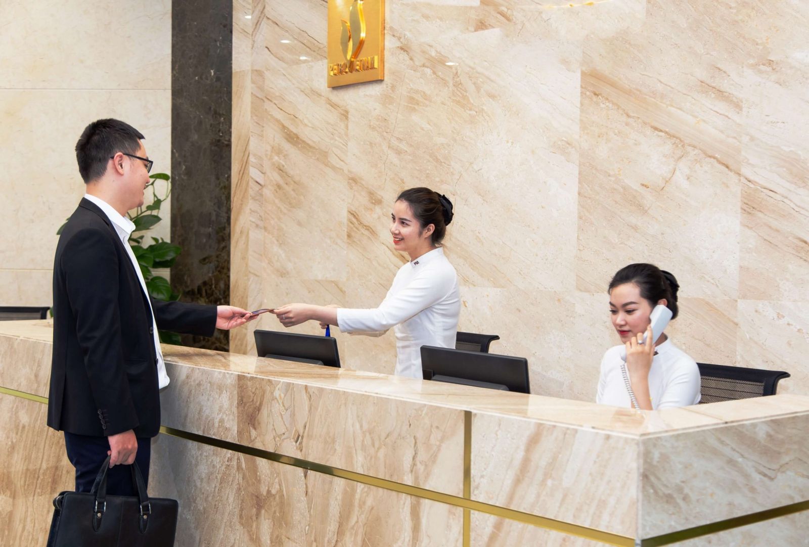 Thiet-ke-quay-le-tan-Boutique-Hotel-toi-uu-check-in-11