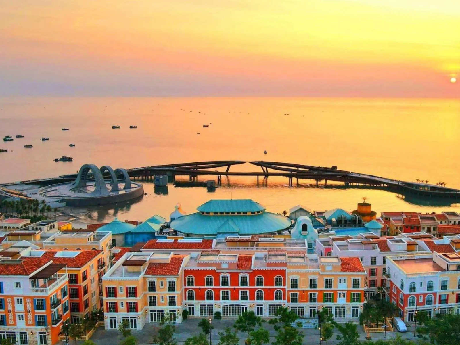 Mat-tien-khach-san-Sunset-Town-3