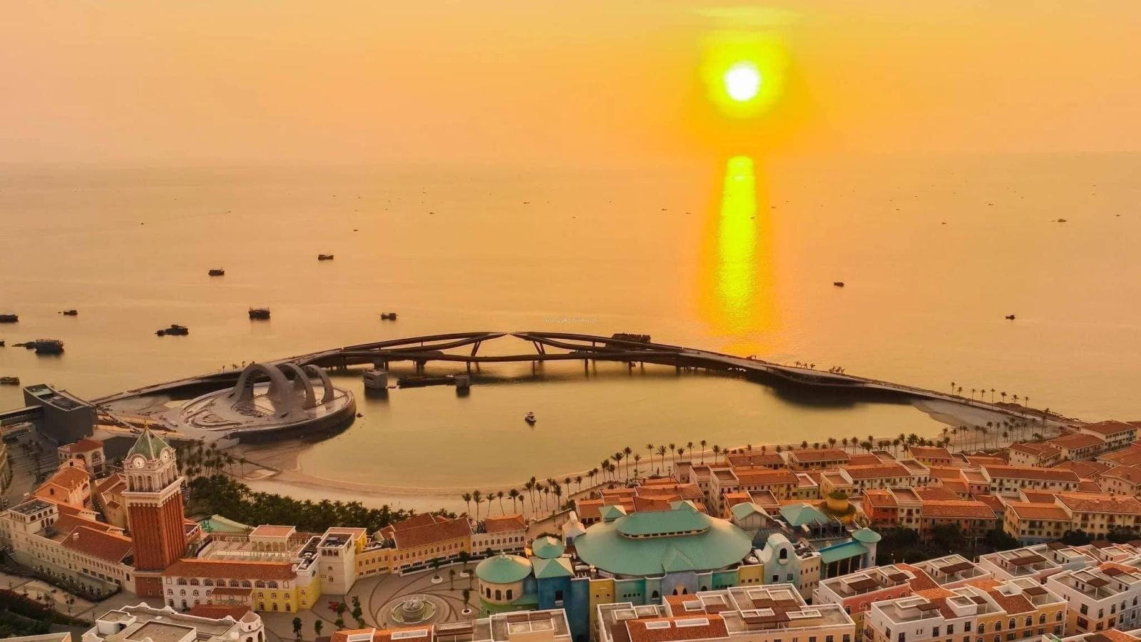 Boutique-Hotel-Sunset-Town-1